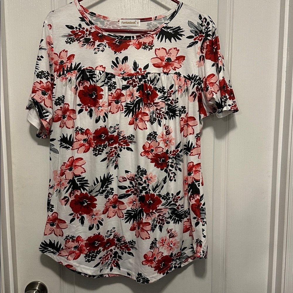 Fantaslook XL Floral Print Top with Red and Black Accents